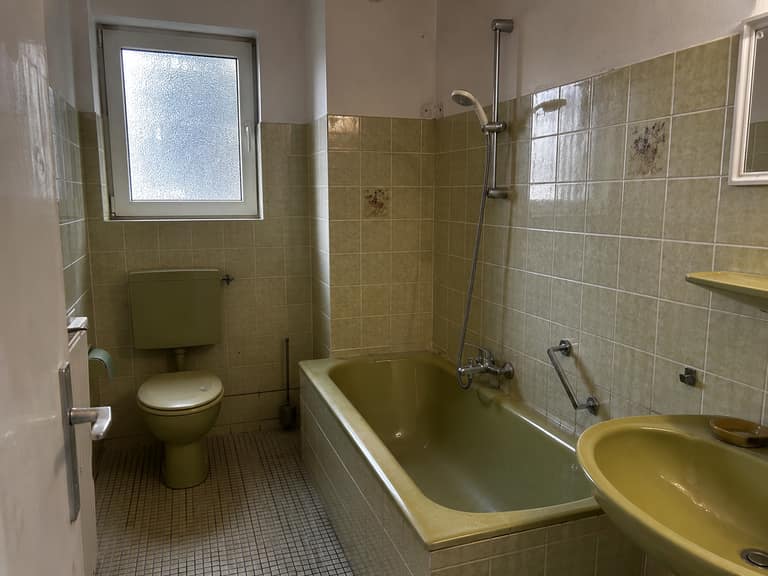 Beispiel eines sanierungsbedürftigen Bestandsbads vor dem barrierearmen Umbau