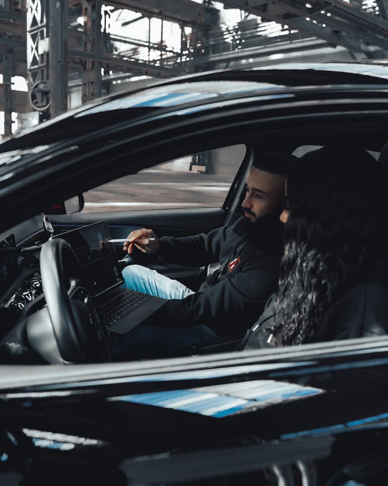 Blick aus dem Fahrzeuginnern während einer Fahrt – Hände am Lenkrad.