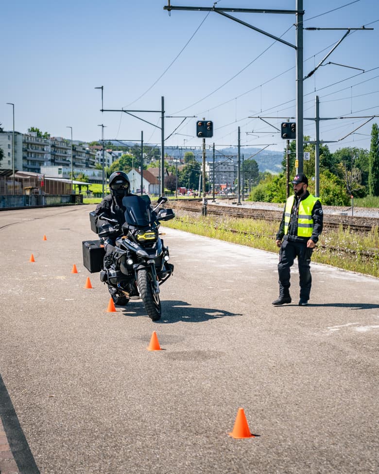 Motorradfahrer in Schutzbekleidung während einer Übungsfahrt.