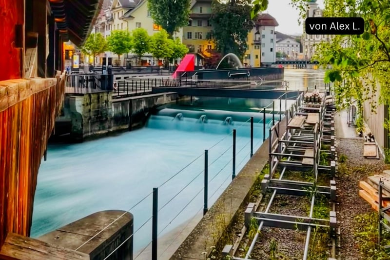 Fluss mit Haeusern und Langzeitbelichtung, Handyfoto von Alex L.