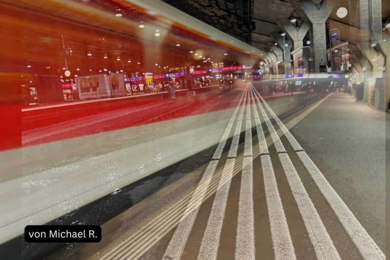 Rote Lichtspuren eines Trams bei Nacht, Handyfoto von Michael R.