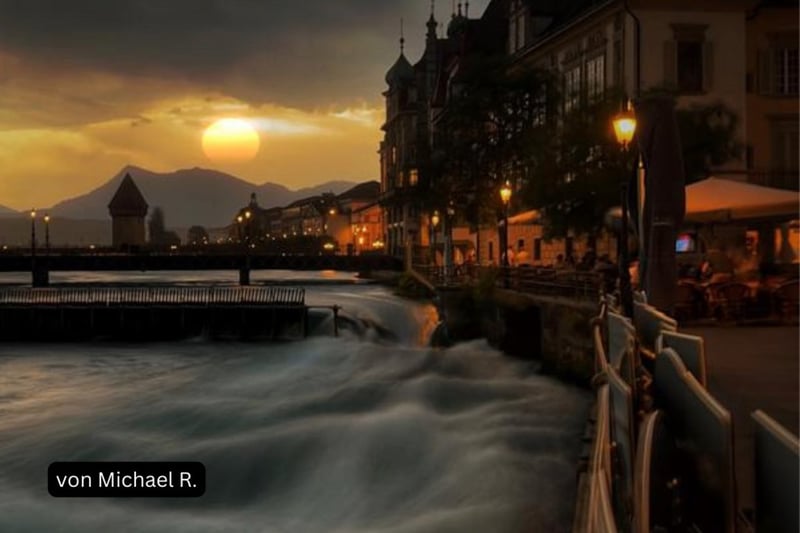 Sonnenuntergang über einem Fluss mit Holzbrücke, Handyfoto von Michael R.