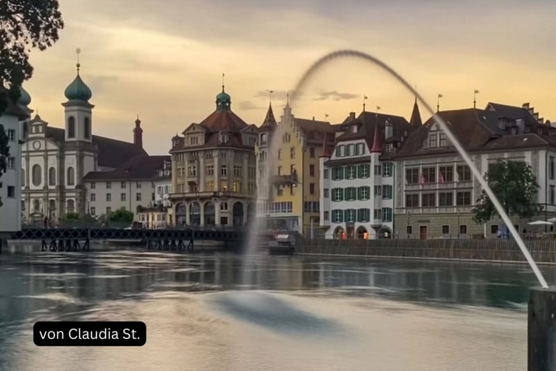 Altstadt am Wasser mit Fontaene im Abendlicht, Handyfoto von Claudia St.