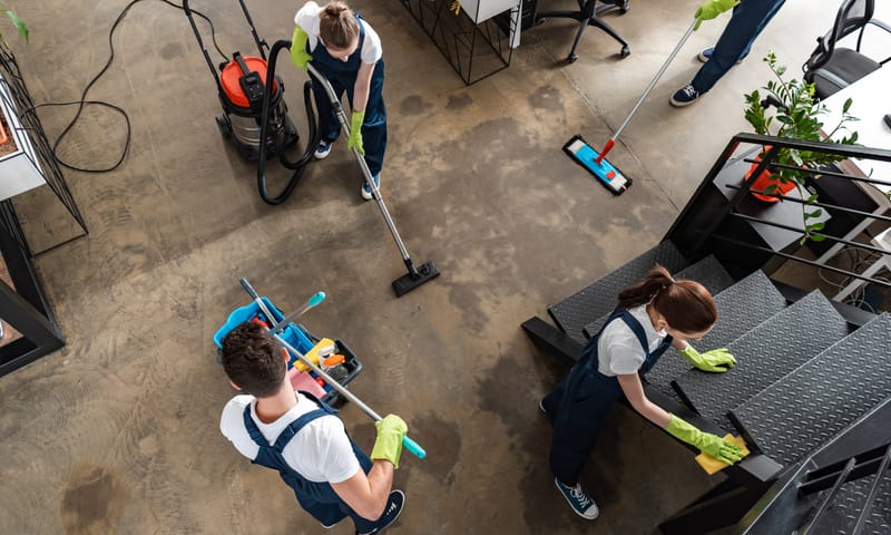 Gebäudereiniger von Rein Gebäudeservice bei der professionellen Büroreinigung in Cottbus