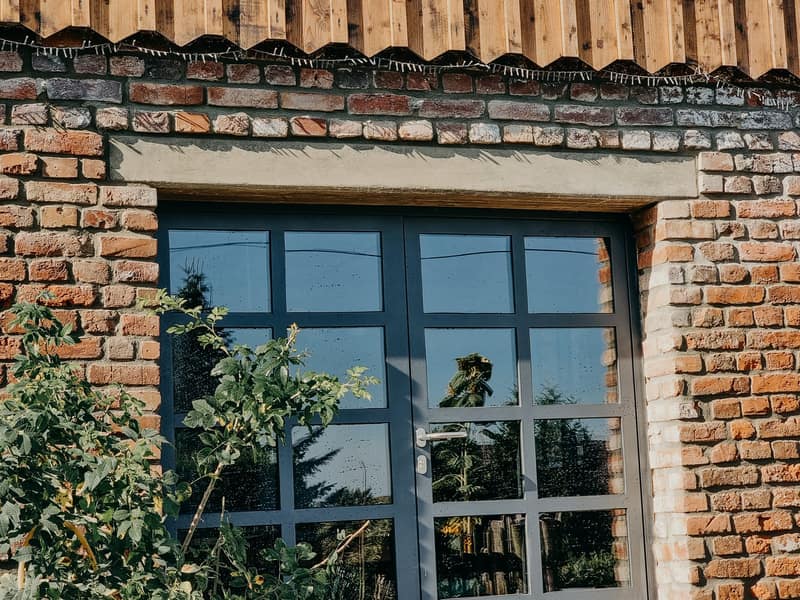 Fertig eingesetztes Fenster in einer Klinkerfassade