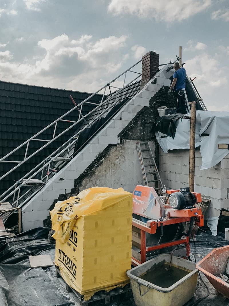 Maurer saniert Ziegelfassade vom Gerüst