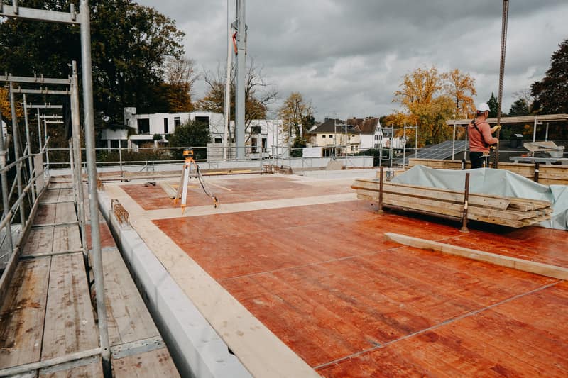 Deckenschalung mit roten Schaltafeln auf einer Baustelle in Bergisch Gladbach-Refrath