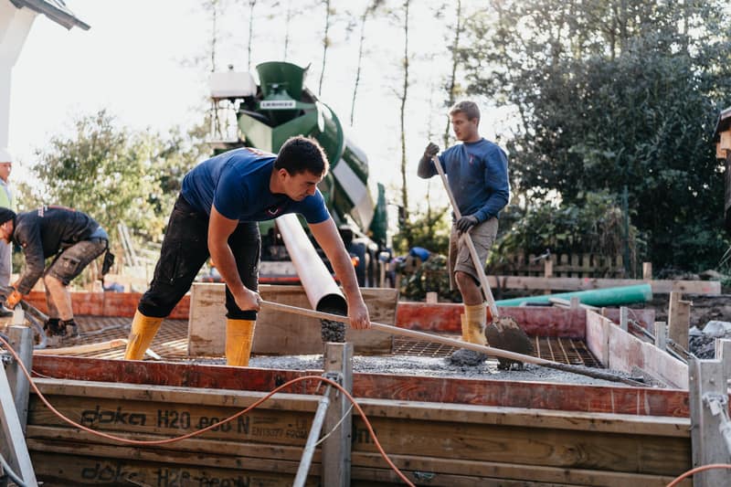 Team der Bauunternehmung Drews bringt Beton für eine Bodenplatte ein