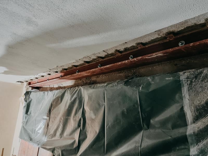 Wanddurchbruch mit eingebautem Stahlträger, abgeschirmt durch Staubschutzfolie