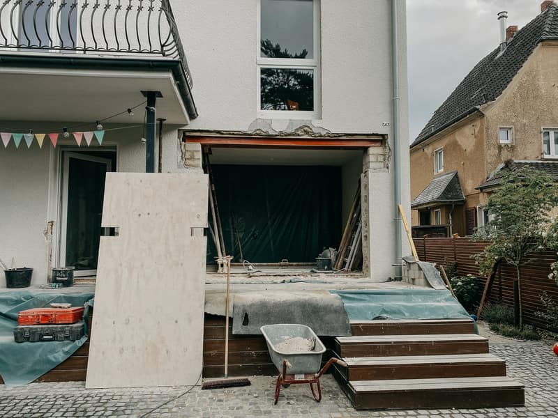 Neu geschaffene Öffnung in der Fassade eines Wohnhauses während der Bauphase
