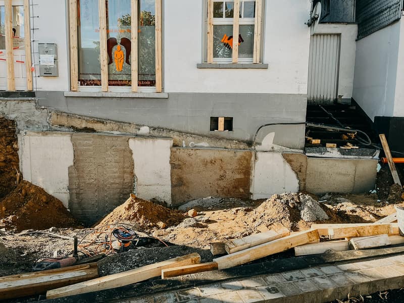 Unterfangung der Fundamente eines Altbaus in Much
