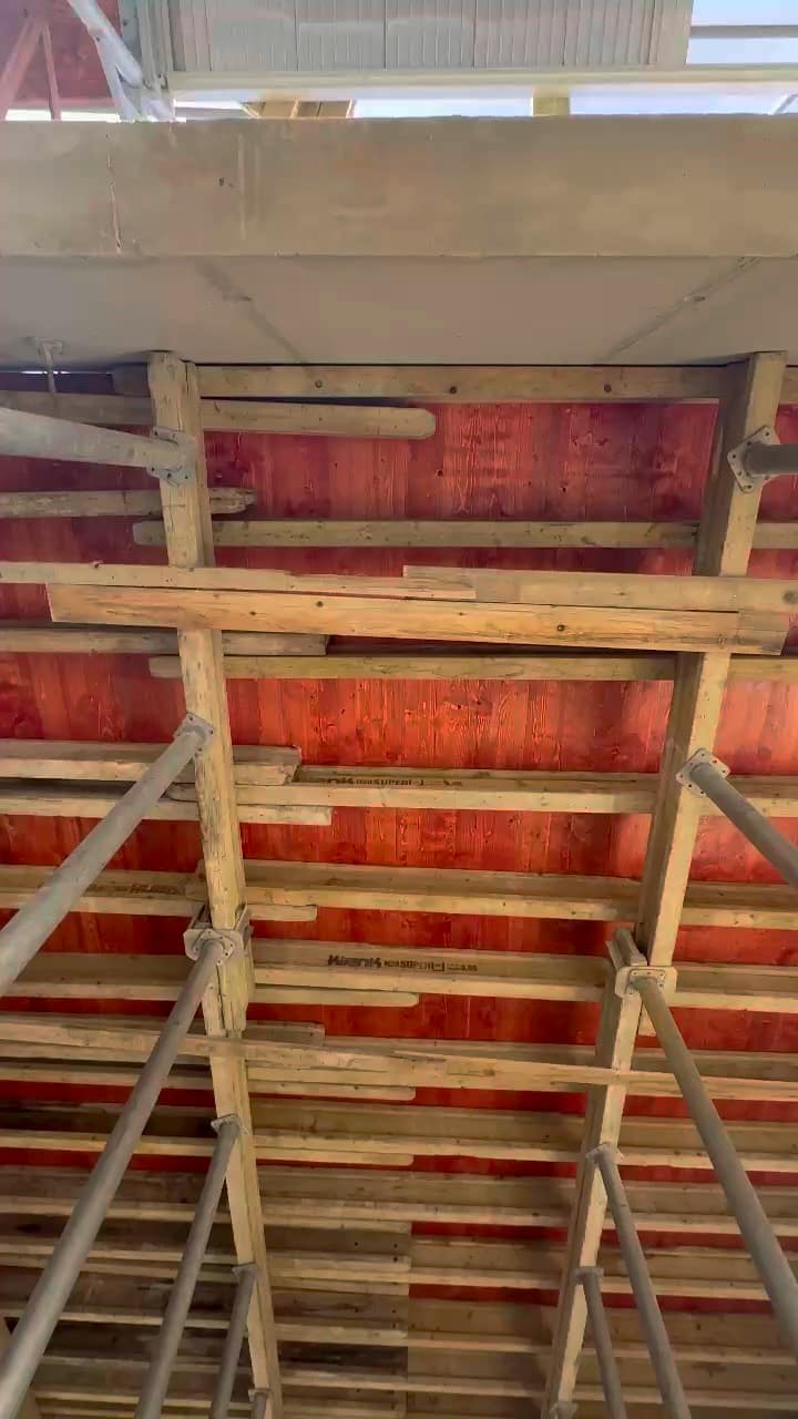 Deckenschalung mit Stützen in einem Rohbau