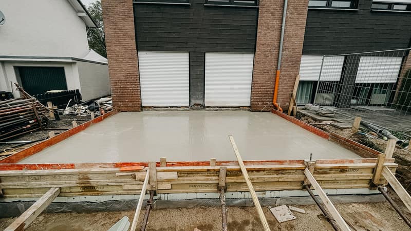 Bauleiter prüft Baupläne auf der Baustelle
