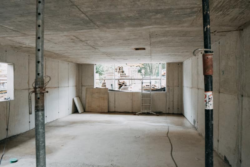 Rohbau-Geschoss mit Deckenstützen und Fensteröffnung