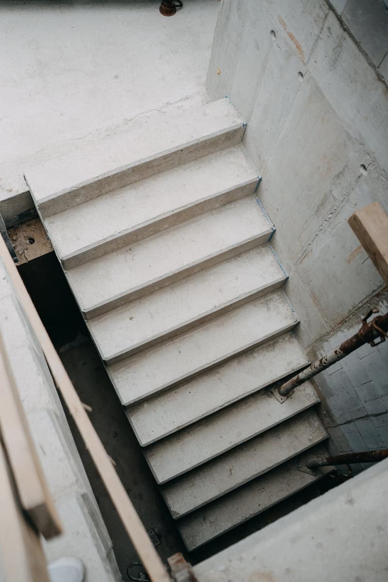 Frisch betonierte Treppe im Rohbau