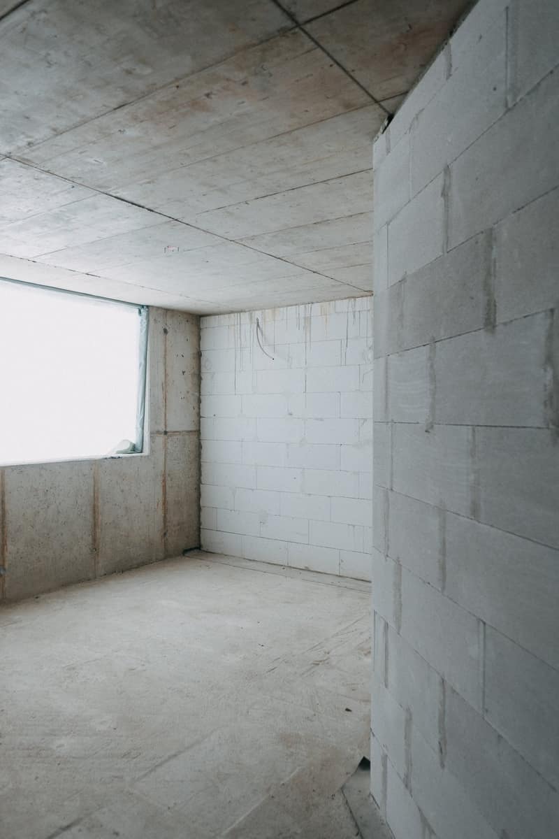 Rohbau-Innenraum mit Kalksandsteinwänden und Betondecke in Siegburg