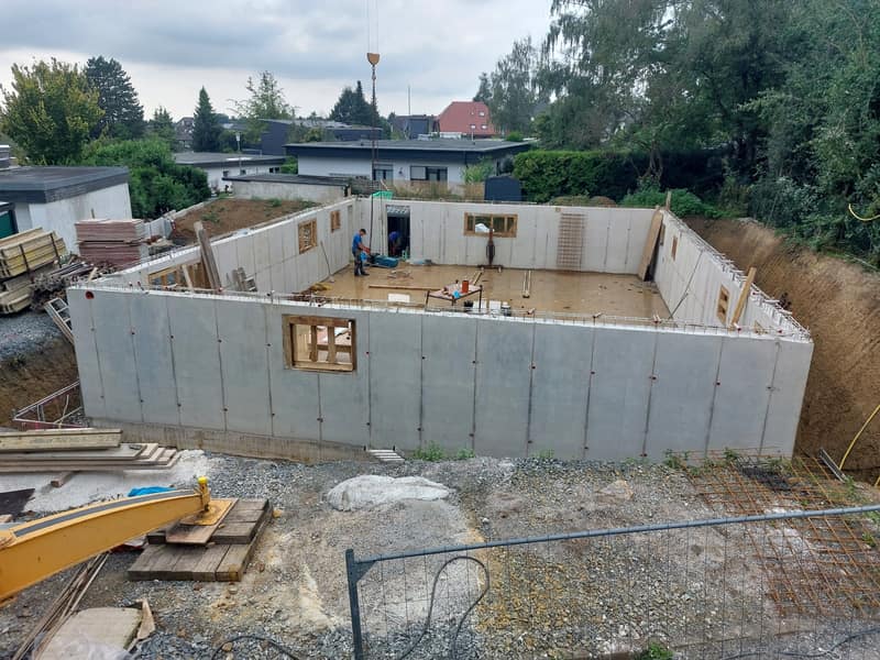 Kellerwände eines Neubaus in Rösrath in der Baugrube