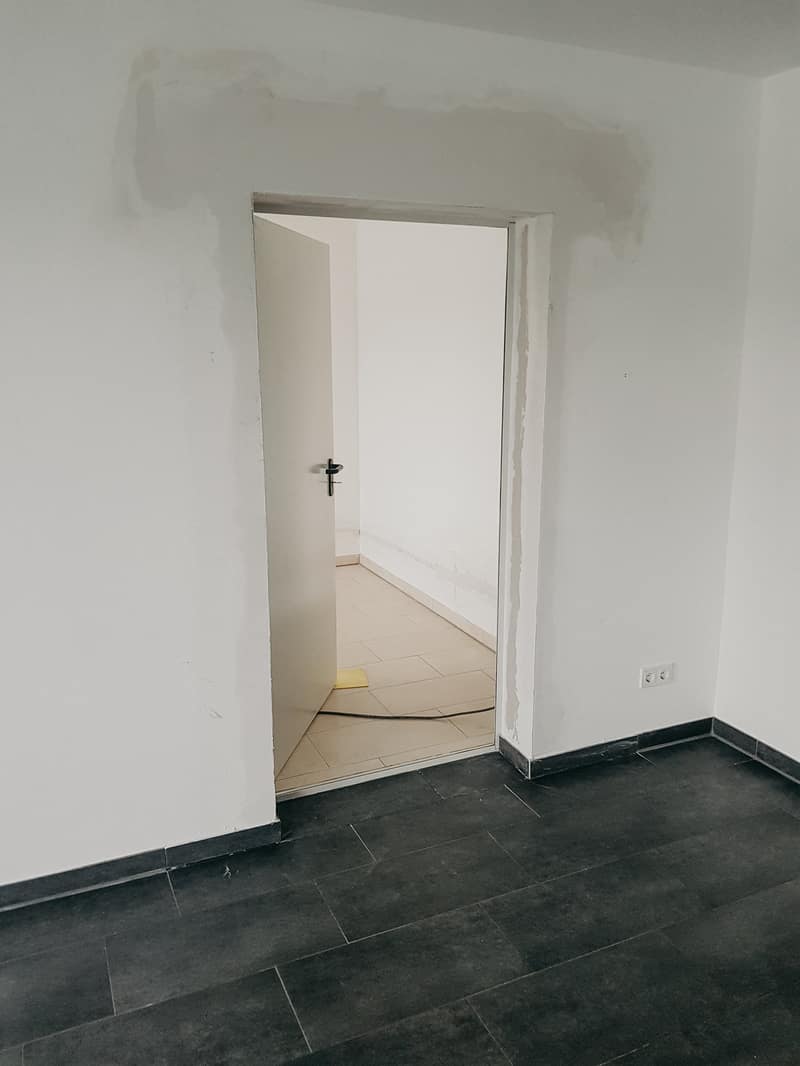 Fertig verputzter Türdurchbruch mit neuer Tür