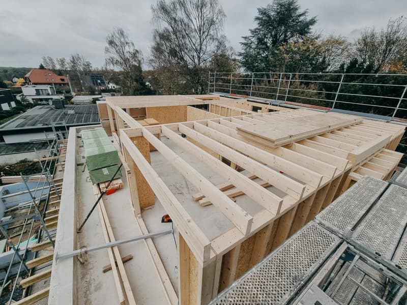 Holzschalung auf dem obersten Geschoss eines Neubaus in Rösrath