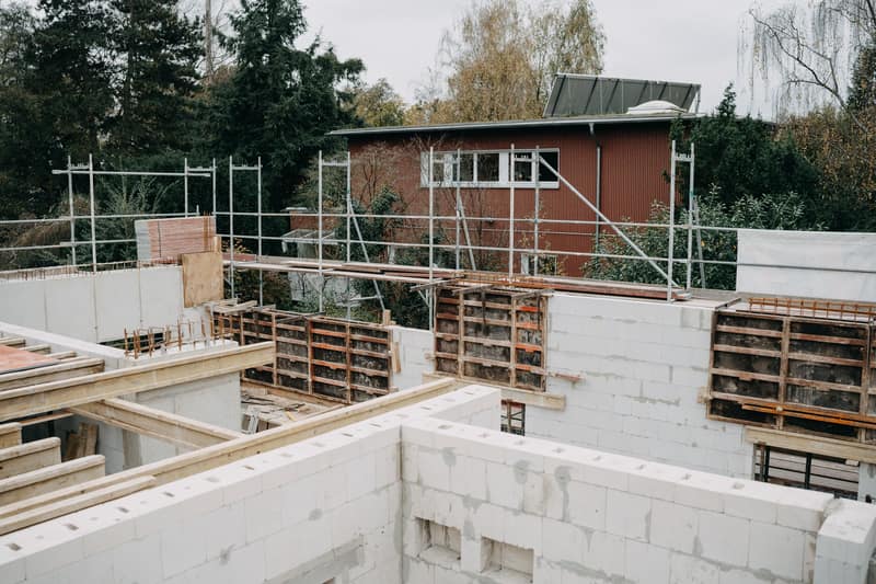 Neue Kalksandsteinwände im Rohbau mit Gerüst und Deckenschalung