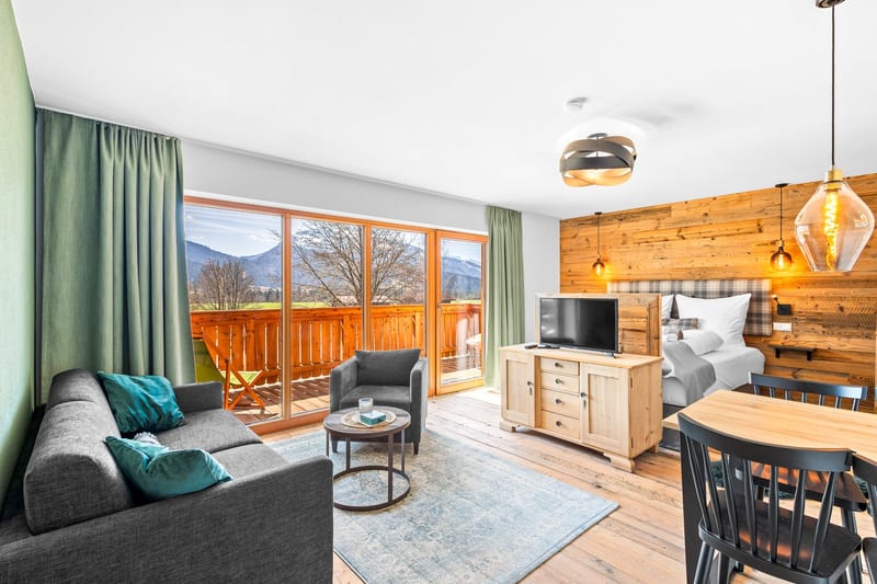 Zimmer mit Holz-Raumteiler und Bergblick