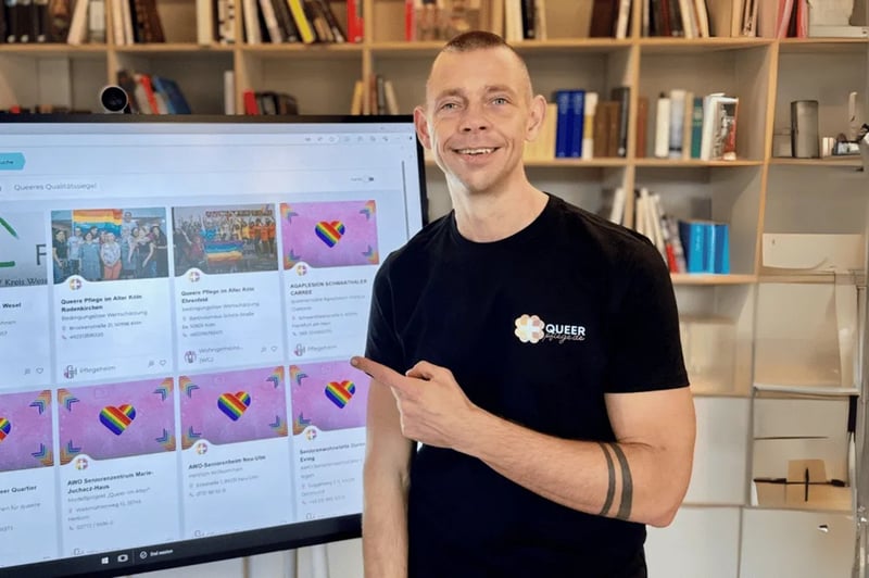 Person zeigt auf einen Bildschirm mit einem Raster von Website-Inhalten.