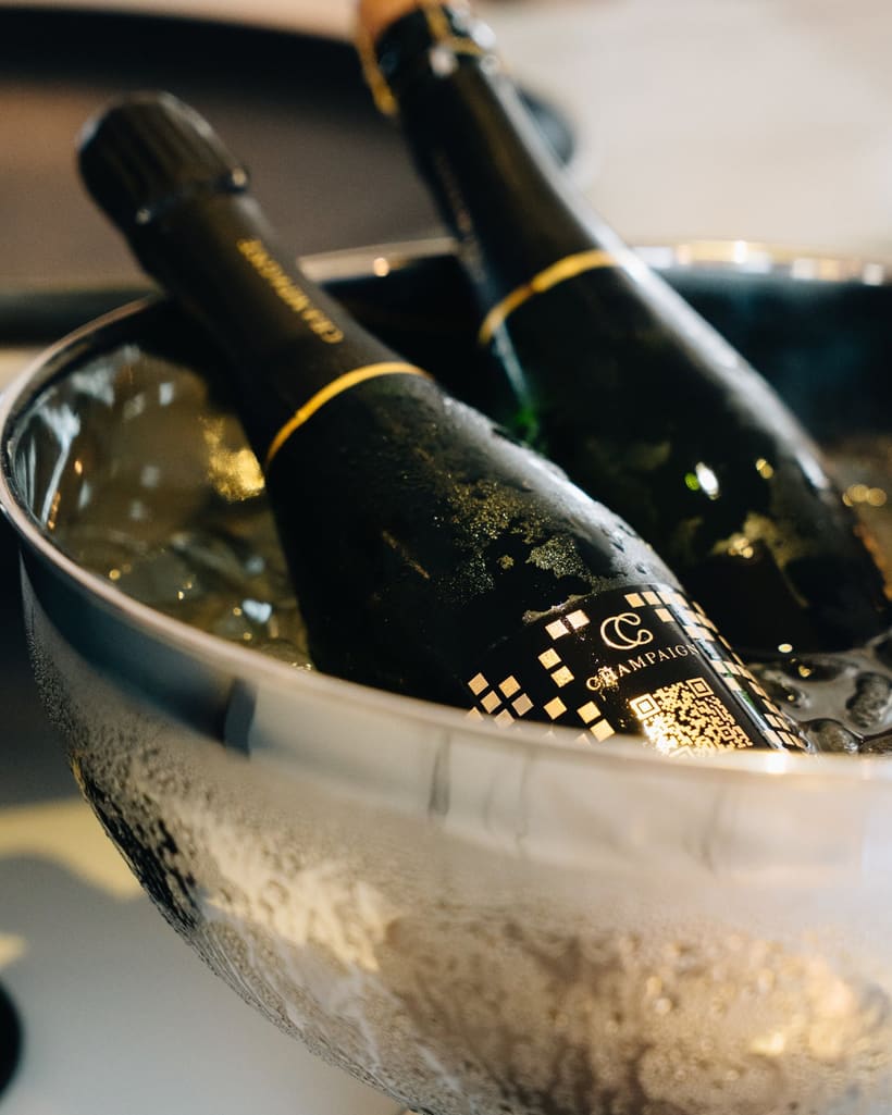 Flaschen Charity Champaign im Champagnerkühler
