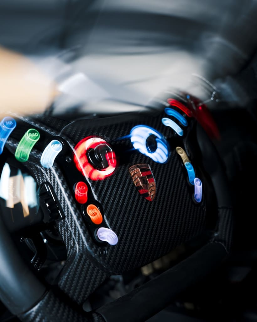 Lenkrad im Cockpit des Porsche 911 GT3 Cup