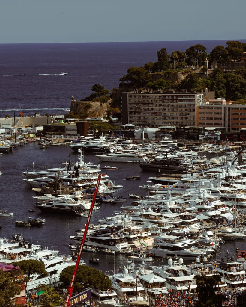 Blick über den Hafen von Monaco mit Yachten