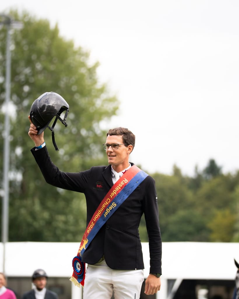 Sieger grüßt mit dem Helm das Publikum beim Oldenburger Landesturnier