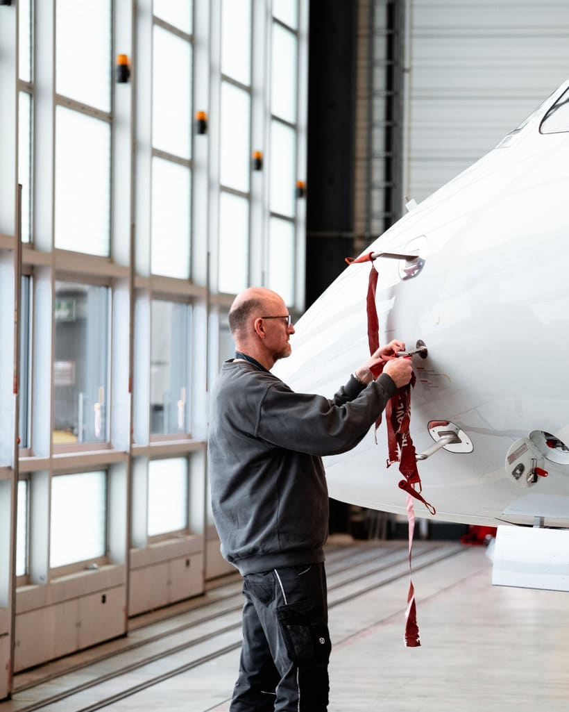 Techniker entfernt Remove-before-flight-Bänder am Jet