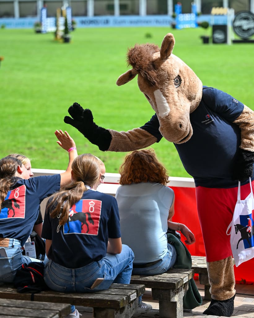 Maskottchen begrüßt das Publikum beim Landesturnier