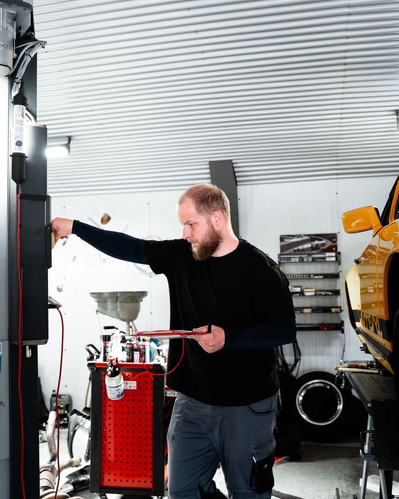 Mechaniker in der Werkstatt von DEINELFER