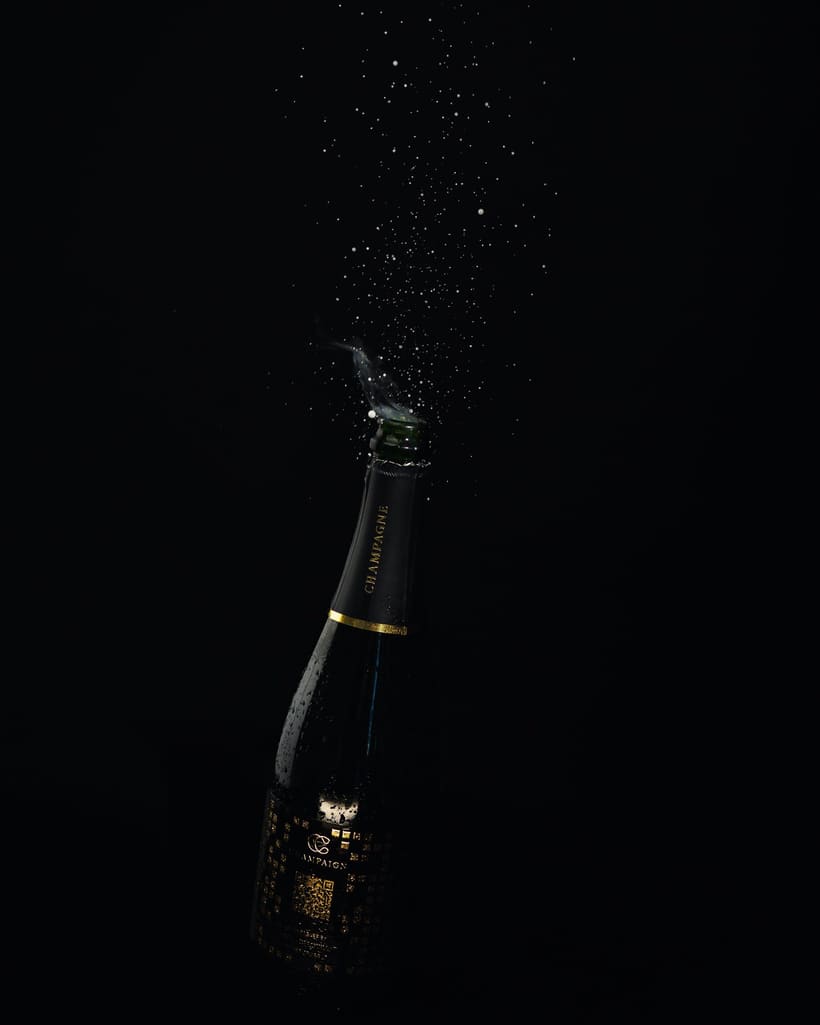 Flasche Charity Champaign vor schwarzem Hintergrund