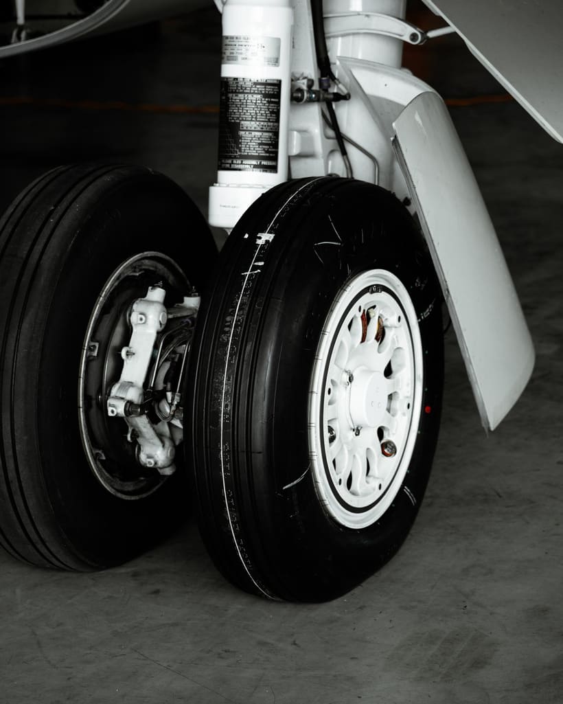 Fahrwerk eines Geschäftsreiseflugzeugs im Hangar