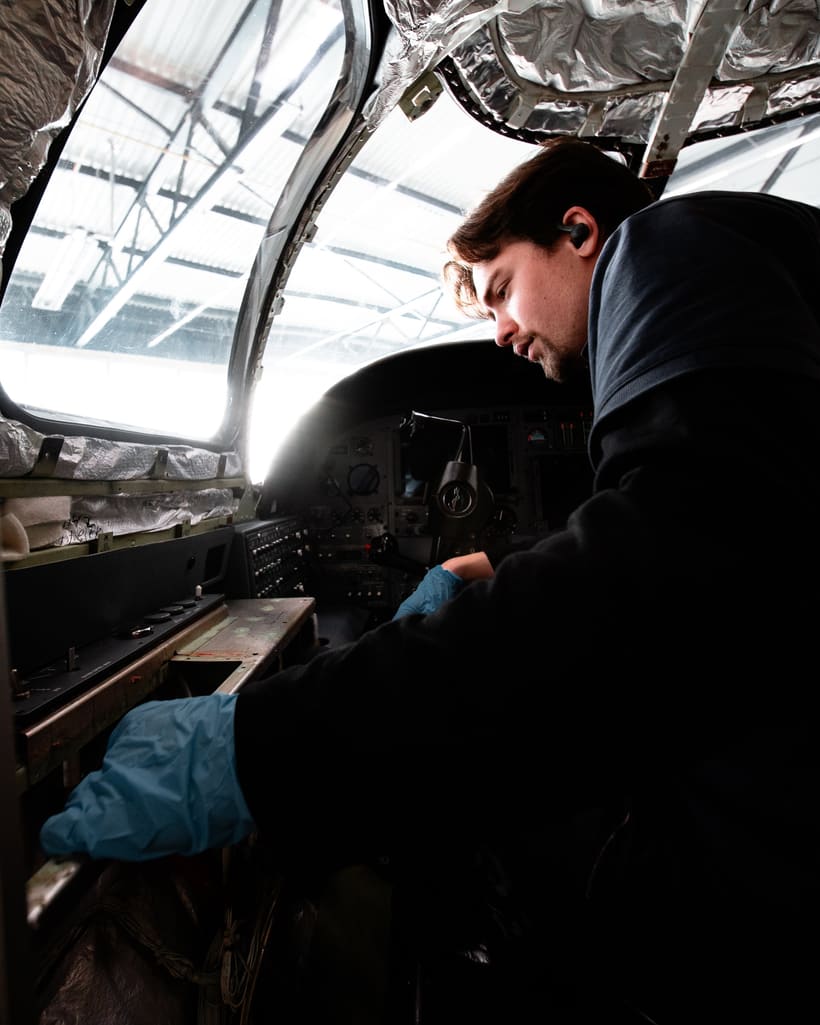 Techniker bei der Arbeit im Cockpit eines Geschäftsreiseflugzeugs