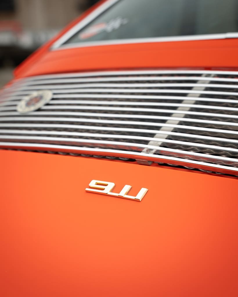 Motorgitter eines orangefarbenen Porsche 911