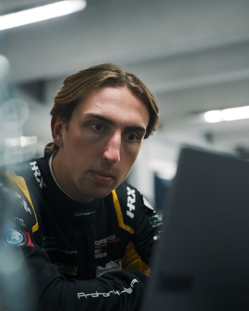 Fahrer bei der Datenanalyse in der Box