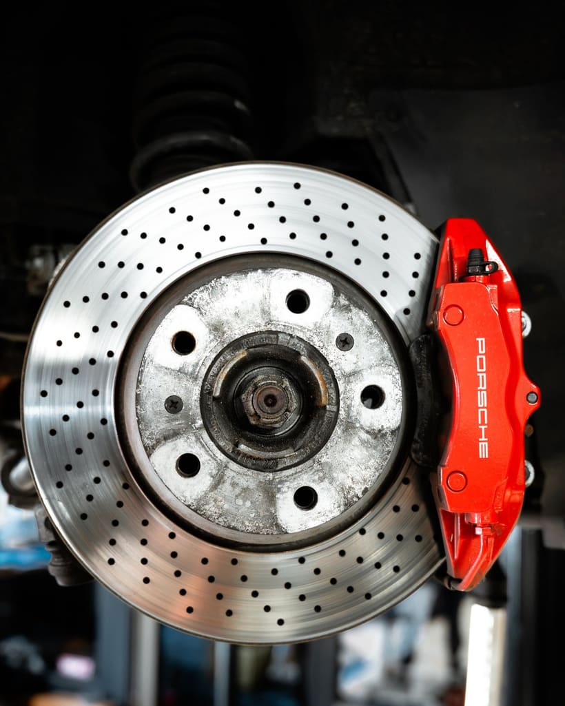 Bremsscheibe und Bremssattel eines Porsche in der Werkstatt