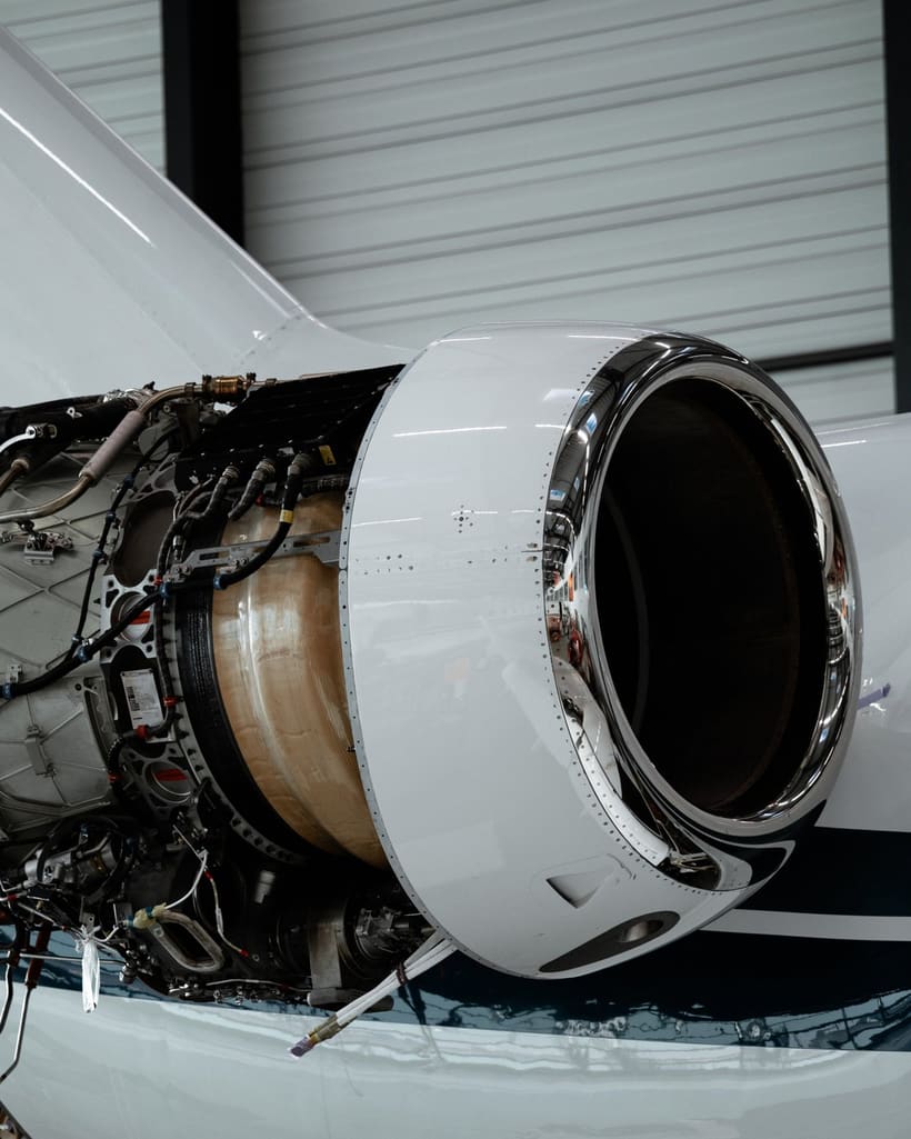 Geöffnetes Triebwerk eines Business Jets im Hangar