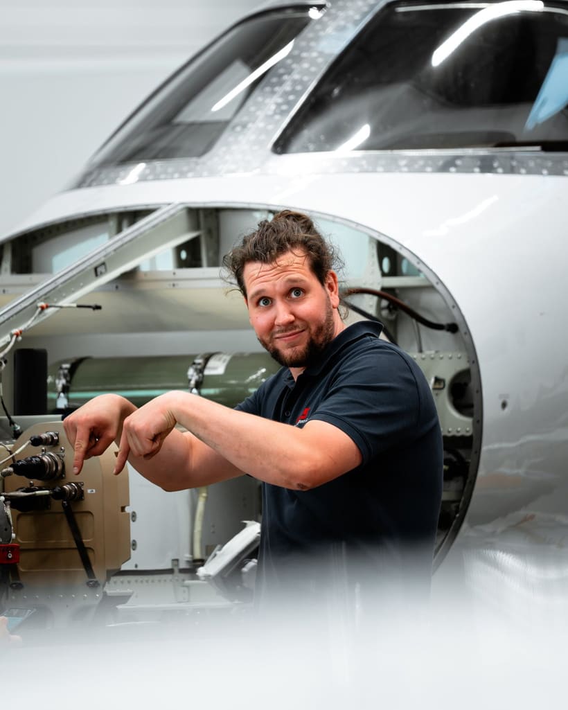 Techniker bei der Arbeit am Rumpf eines Business Jets