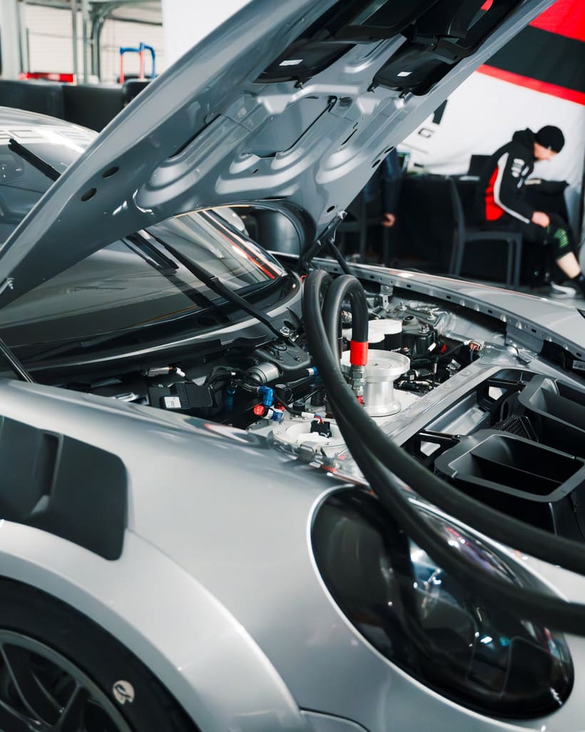 Porsche 911 GT3 Cup mit offener Haube in der Box