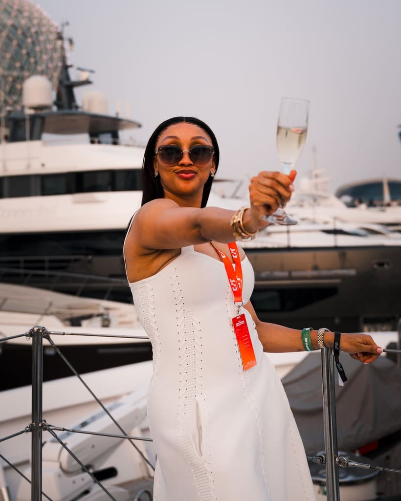 Gast stößt auf einer Yacht mit Charity Champaign an