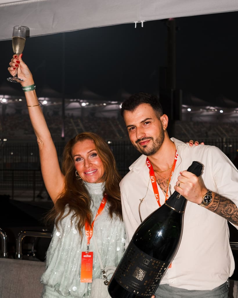 Gäste feiern mit einer Magnum-Flasche Charity Champaign in Abu Dhabi