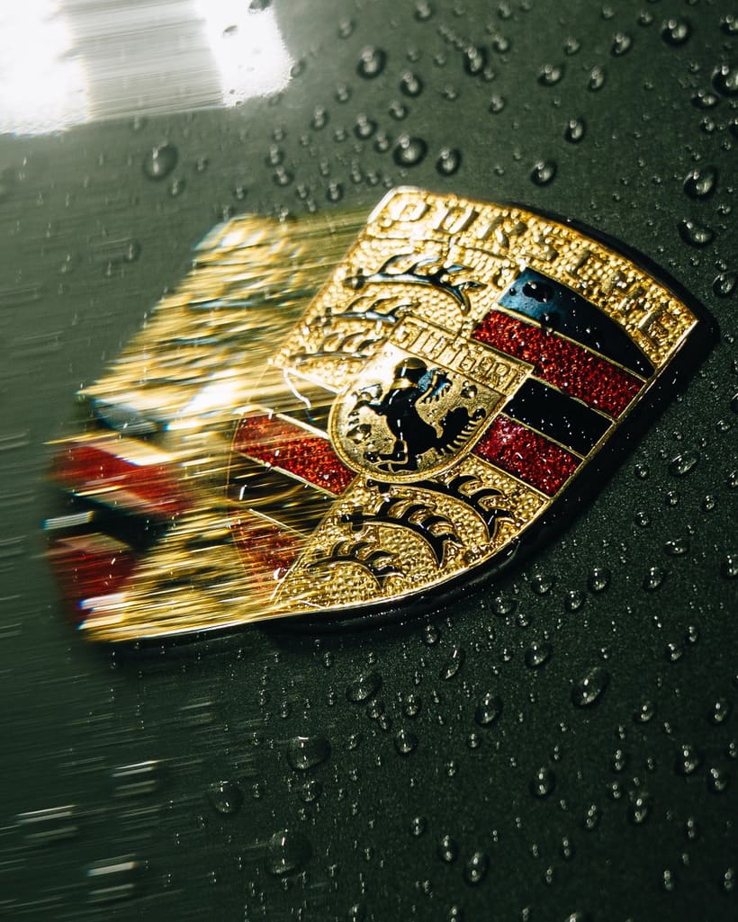 Porsche-Wappen mit Regentropfen