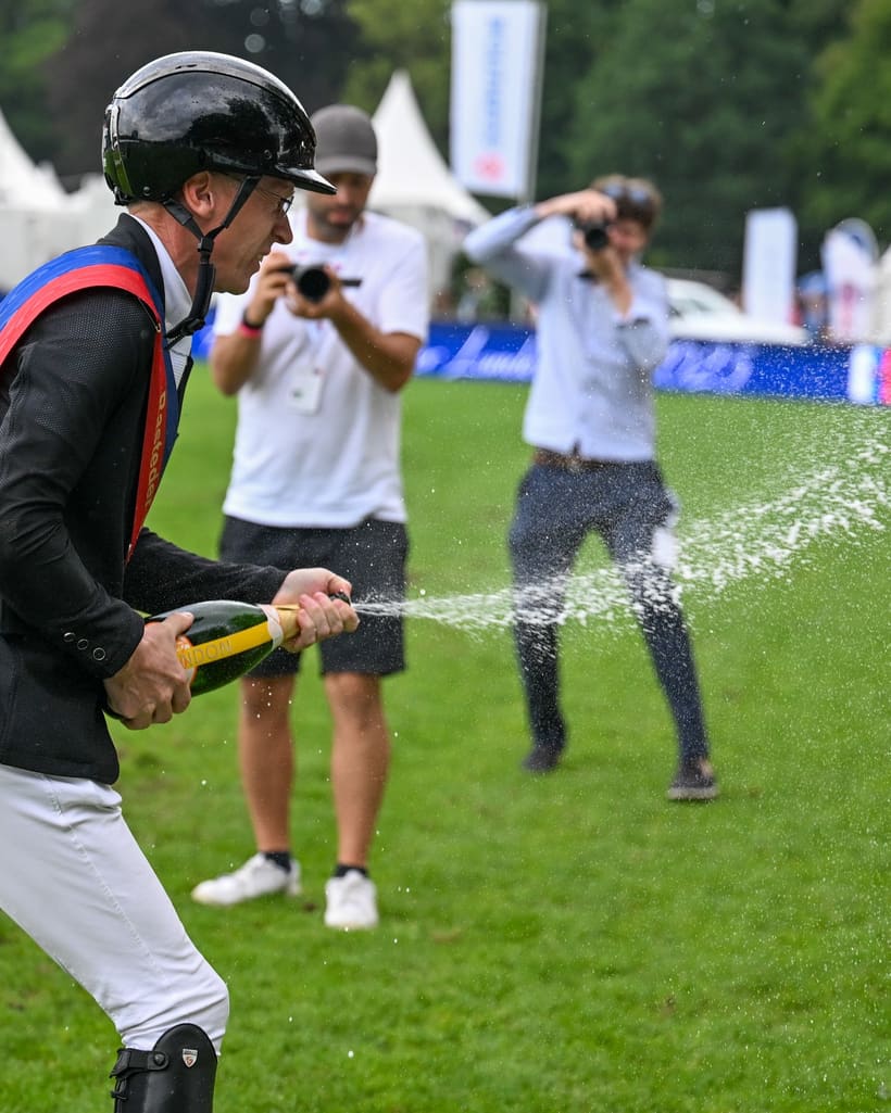 Sektdusche nach der Siegerehrung beim Oldenburger Landesturnier