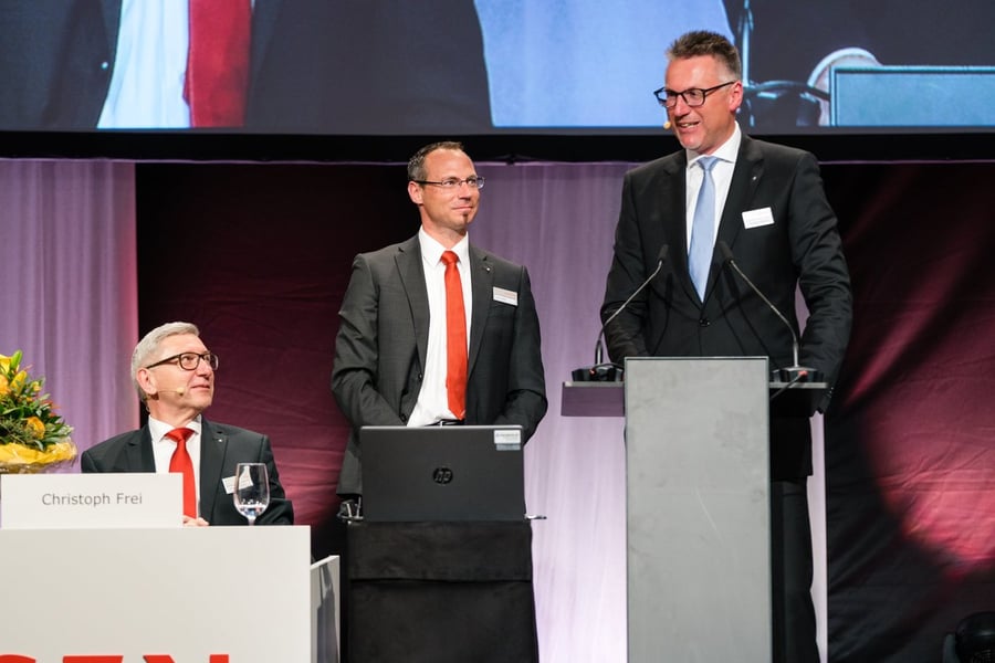Die Leitung der Raiffeisenbank Zürcher Oberland lachend auf der Bühne