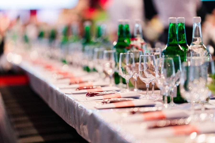 Gläser und Flaschen an der langen Tafel vor der Generalversammlung