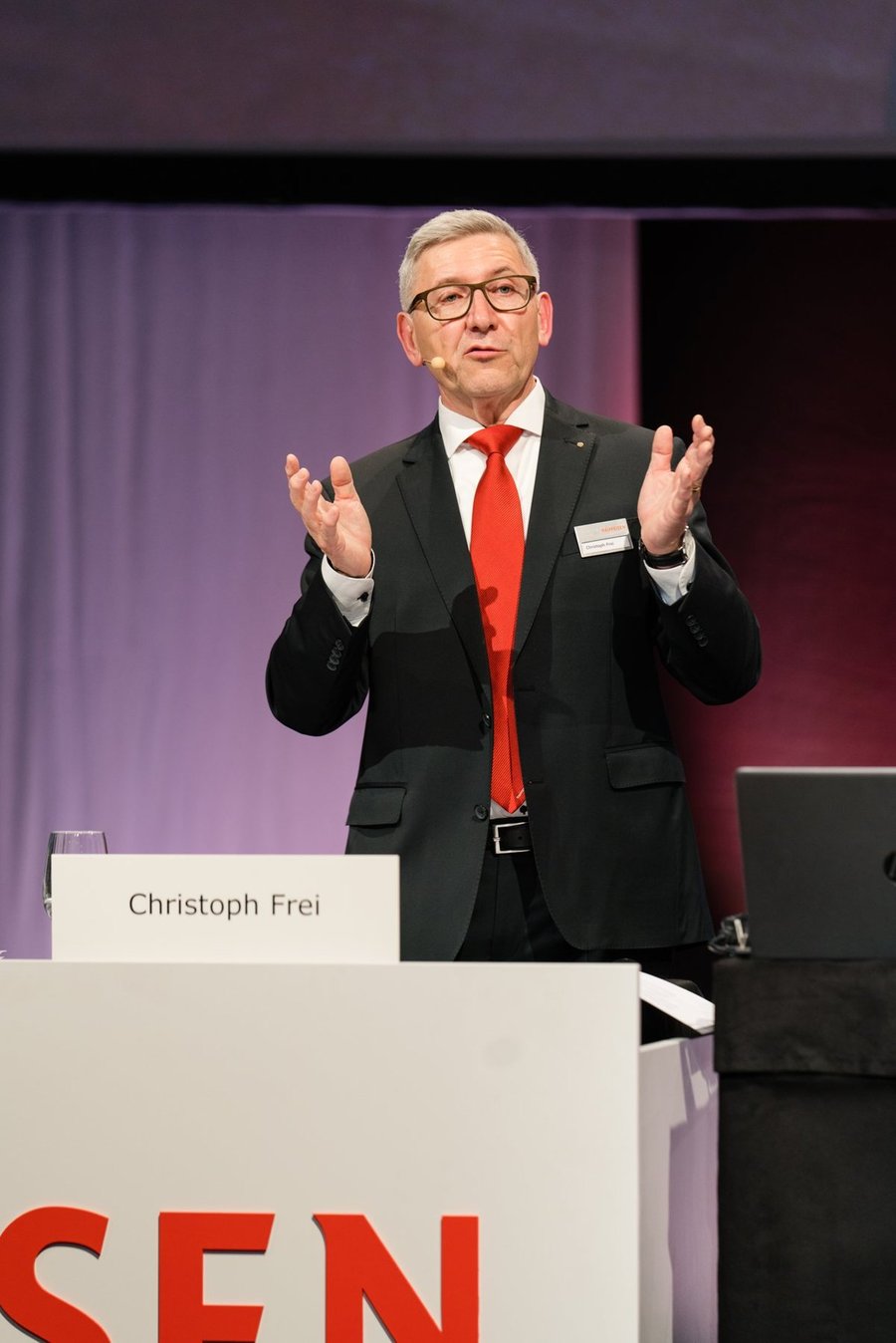 Der Präsident der Raiffeisenbank Zürcher Oberland spricht an der Generalversammlung