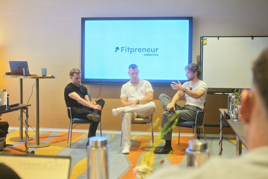 Offene Fragerunde vor der Leinwand mit dem Fitpreneur Collective Logo
